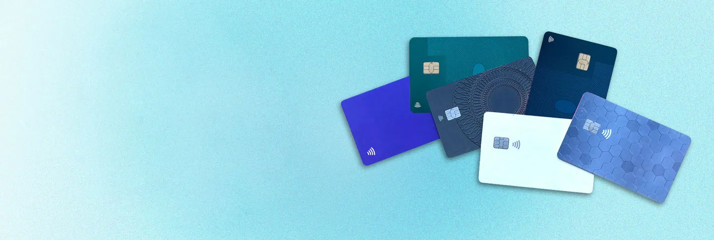 Varias tarjetas de crédito sobre un fondo azul