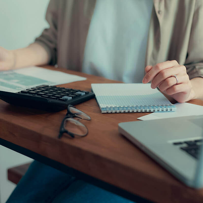 Persona revisando sus finanzas personales para evitar endeudarse de nuevo