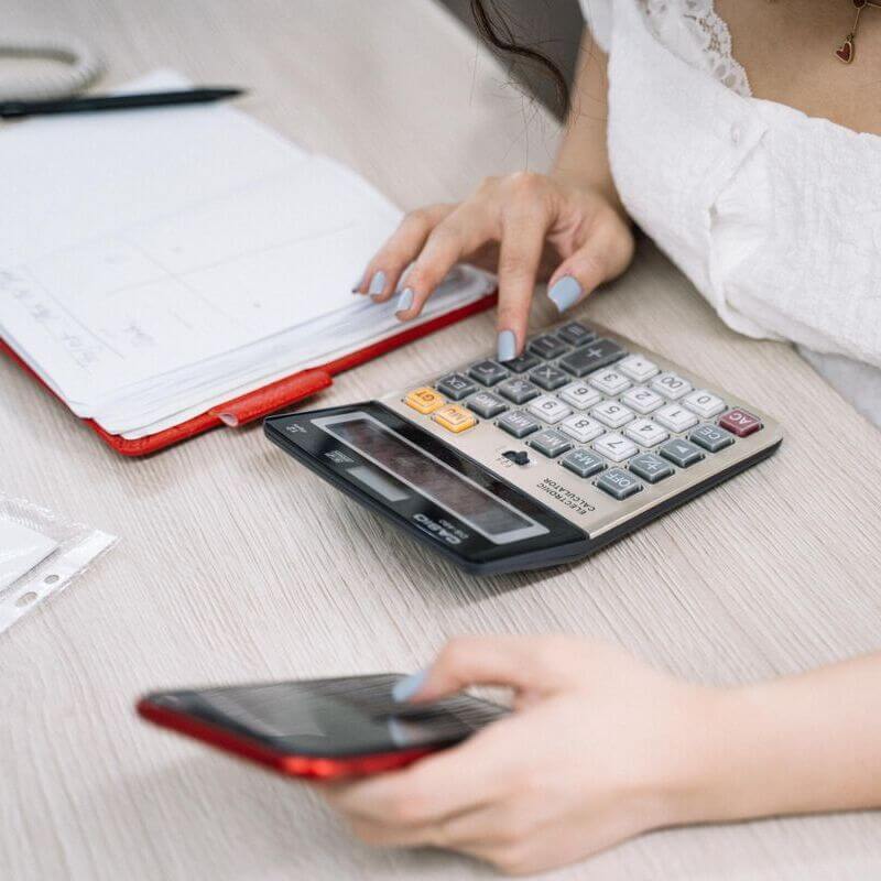 Mujer calculando sus pagos para hacer un abono a capital