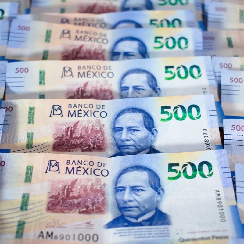 Billetes mexicanos de 500 pesos ahorrados en una caja popular